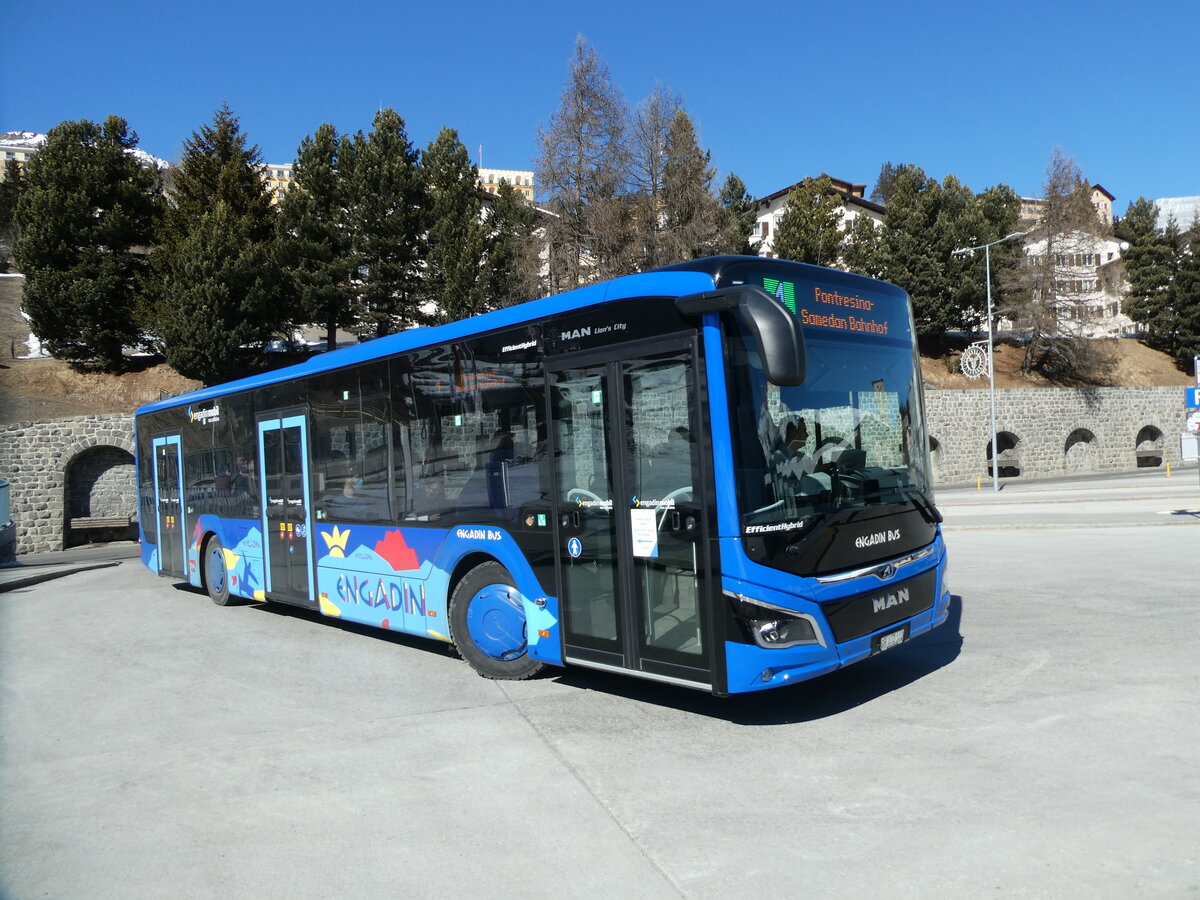 (233'680) - Engadin Bus, St. Moritz - Nr. 102/GR 100'102 - MAN am 10. Mrz 2022 beim Bahnhof St. Moritz