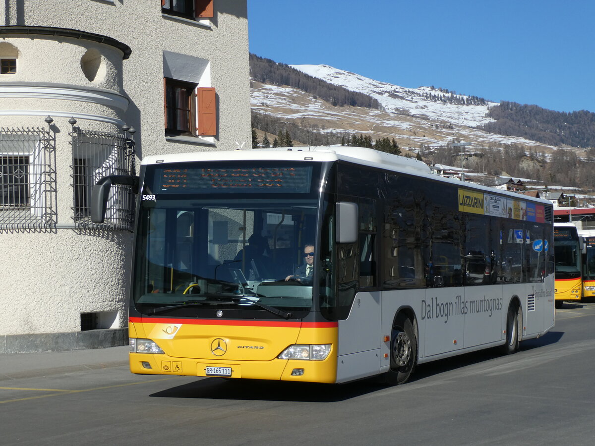 (233'706) - PostAuto Graubnden - GR 165'111 - Mercedes am 10. Mrz 2022 beim Bahnhof Scuol-Tarasp