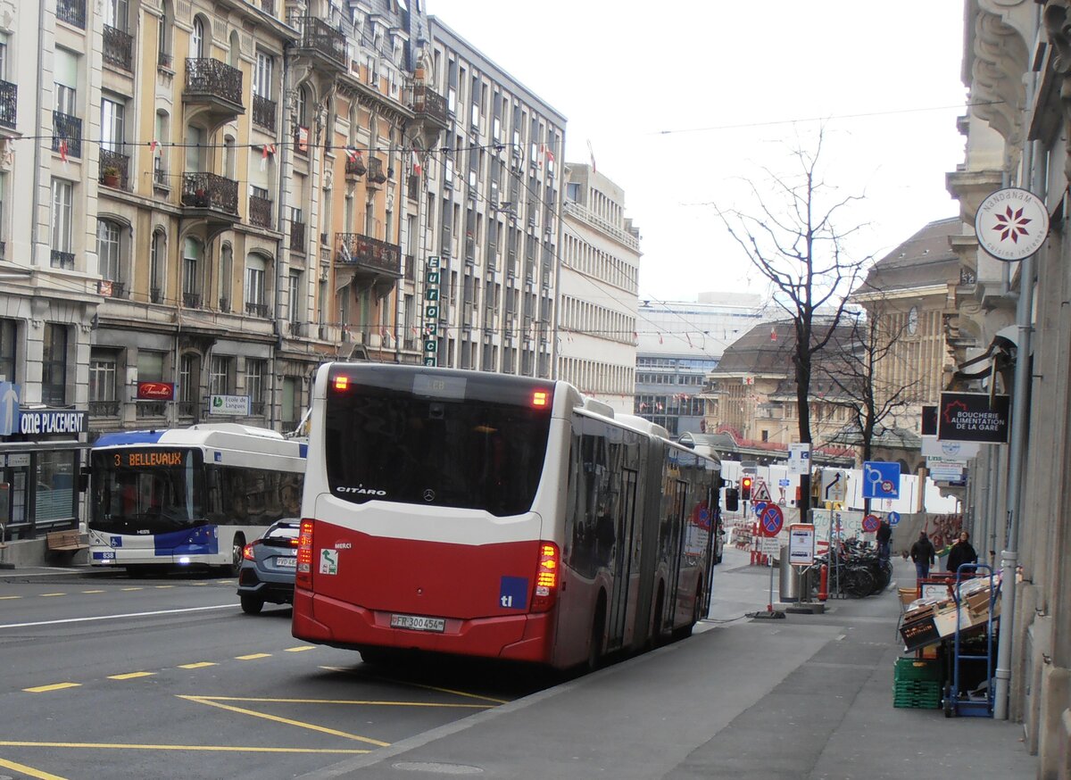 (233'963) - Intertours, Domdidier - FR 300'454 - Mercedes (ex A-Wien) am 13. Mrz 2022 beim Bahnhof Lausanne (Einsatz TL)