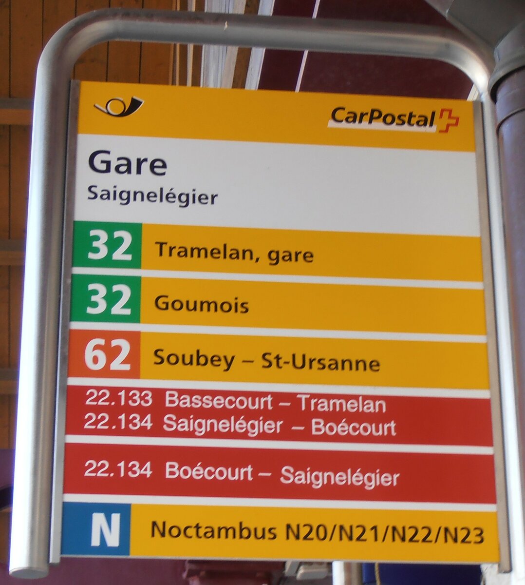 (234'061) - PostAuto/cj-Haltestellenschild - Saignelgier, Gare - am 26. Mrz 2022