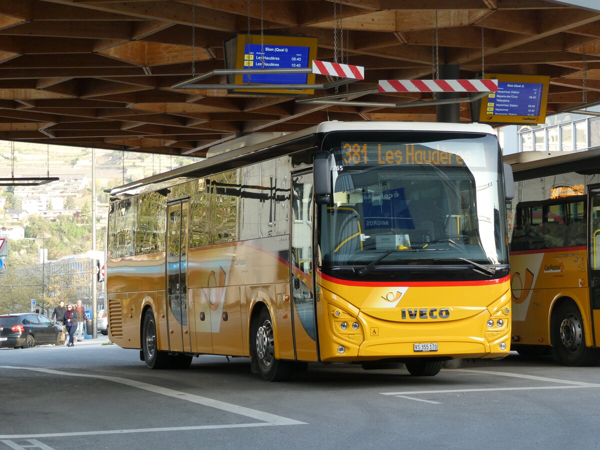 (234'523) - PostAuto Wallis - Nr. 8/VS 355'170 - Iveco am 15. April 2022 beim Bahnhof Sion