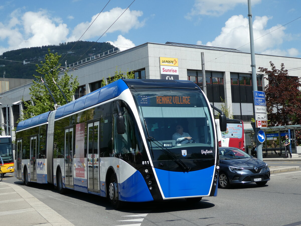 (234'936) - VMCV Clarens - Nr. 811 - Van Hool Gelenktrolleybus am 30. April 2022 beim Bahnhof Vevey