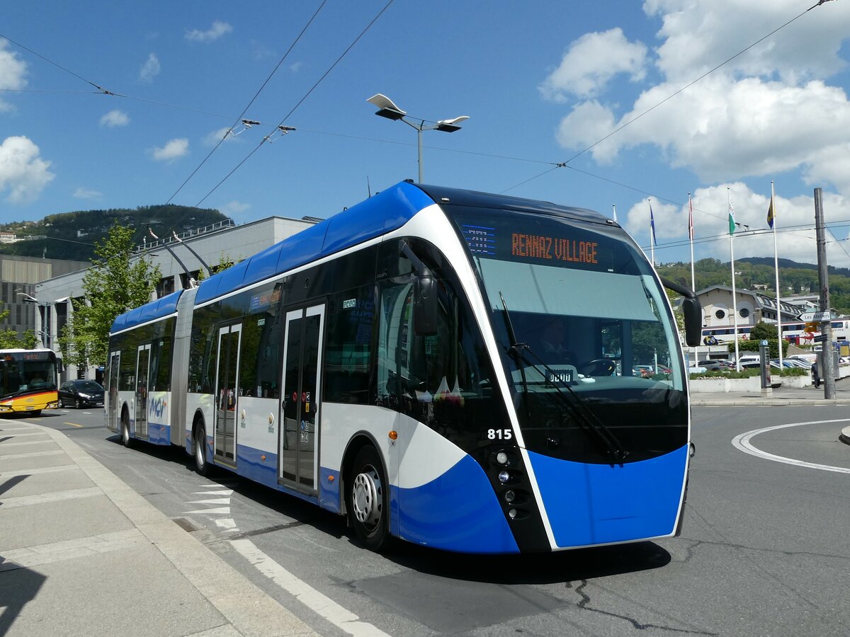 (234'950) - VMCV Clarens - Nr. 815 - Van Hool Gelenktrolleybus am 30. April 2022 beim Bahnhof Vevey
