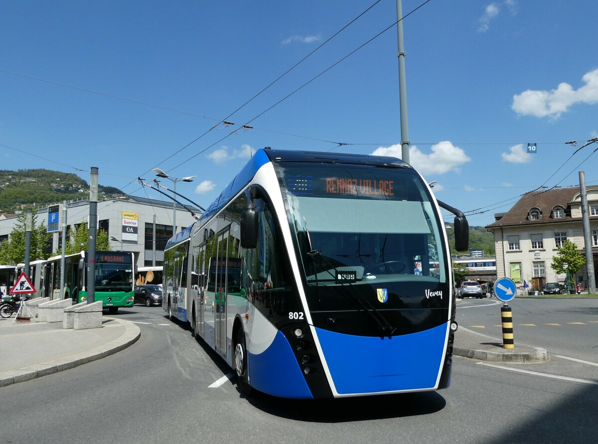 (234'965) - VMCV Clarens - Nr. 802 - Van Hool Gelenktrolleybus am 30. April 2022 beim Bahnhof Vevey