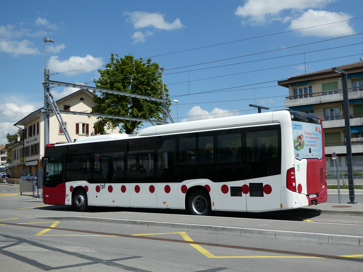 (234'972) - TPF Fribourg - Nr. 1007/FR 300'250 - Mercedes am 30. April 2022 beim Bahnhof Palzieux