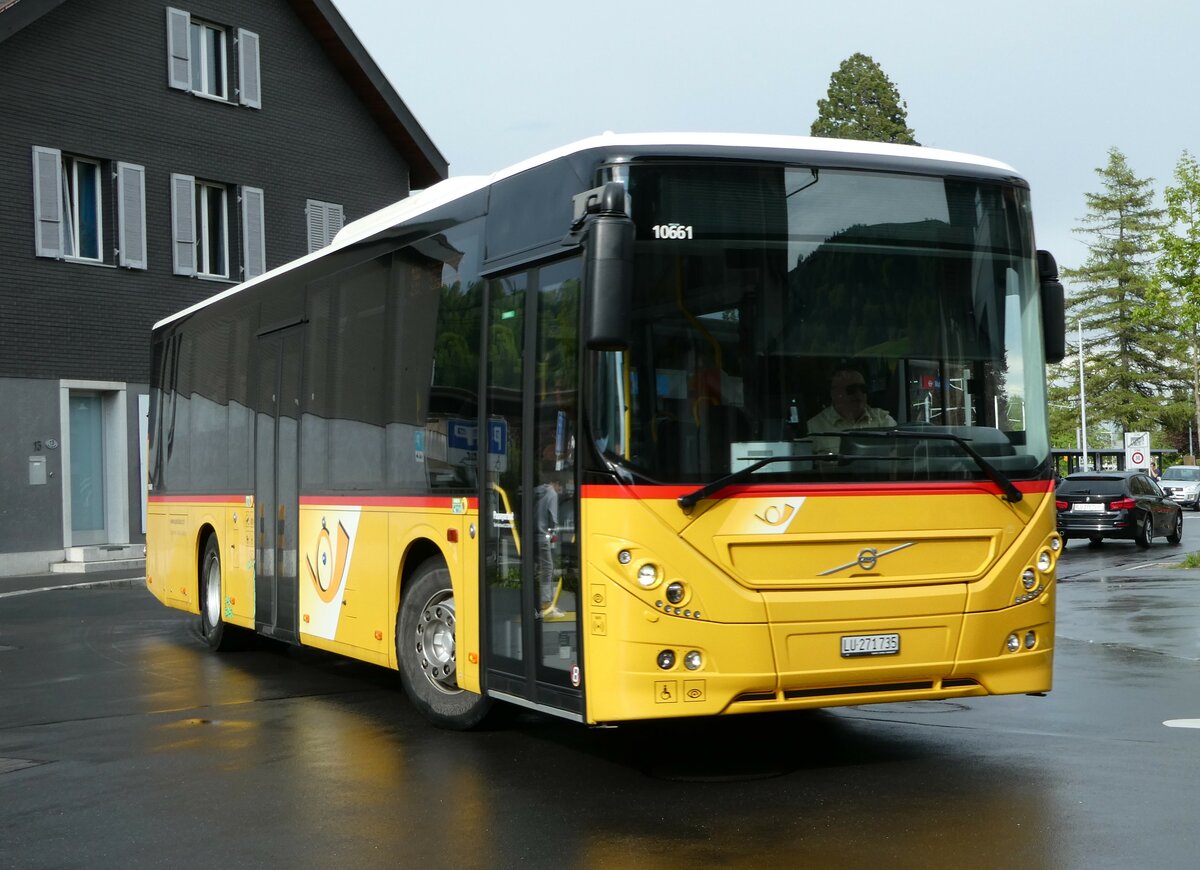 (235'240) - Zurkirchen, Malters - Nr. 8/LU 271'735 - Volvo am 4. Mai 2022 beim Bahnhof Malters