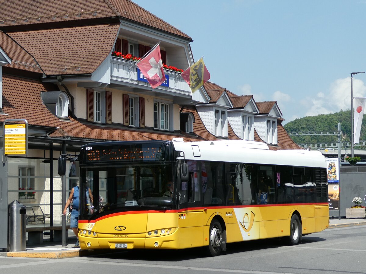 (236'741) - PostAuto Bern - BE 610'536 - Solaris am 4. Juni 2022 beim Bahnhof Interlaken Ost