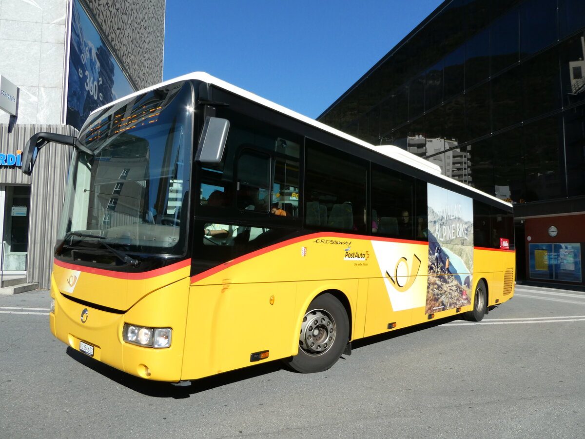 (238'658) - PostAuto Wallis - VS 354'603 - Irisbus am 31. Juli 2022 beim Bahnhof Visp