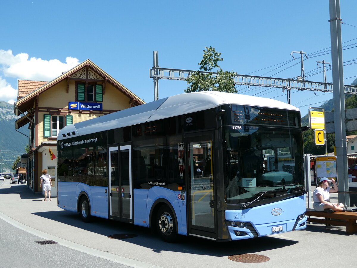 (238'764) - PostAuto Bern - BE 610'546 - Solaris am 1. August 2022 beim Bahnhof Wilderswil