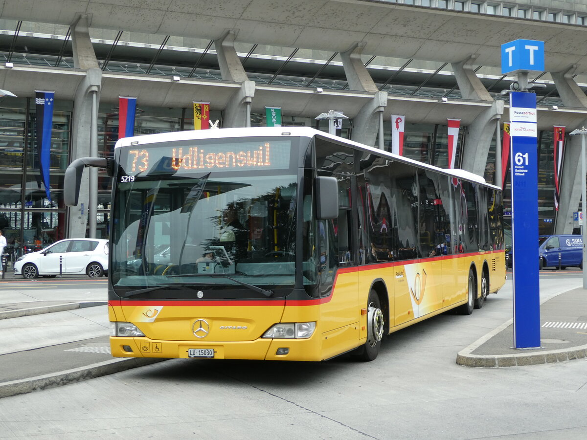 (238'882) - Bucheli, Kriens - Nr. 21/LU 15'030 - Mercedes am 7. August 2022 beim Bahnhof Luzern