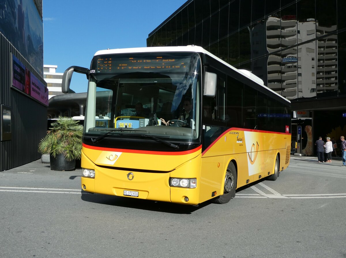 (239'322) - PostAuto Wallis - VS 372'650 - Irisbus am 21. August 2022 beim Bahnhof Visp
