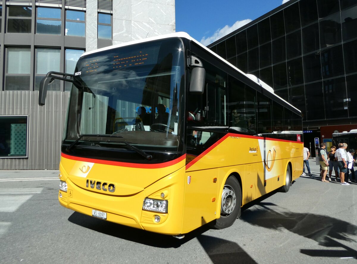 (239'346) - Autotour, Visp - VS 6097 - Iveco am 21. August 2022 beim Bahnhof Visp