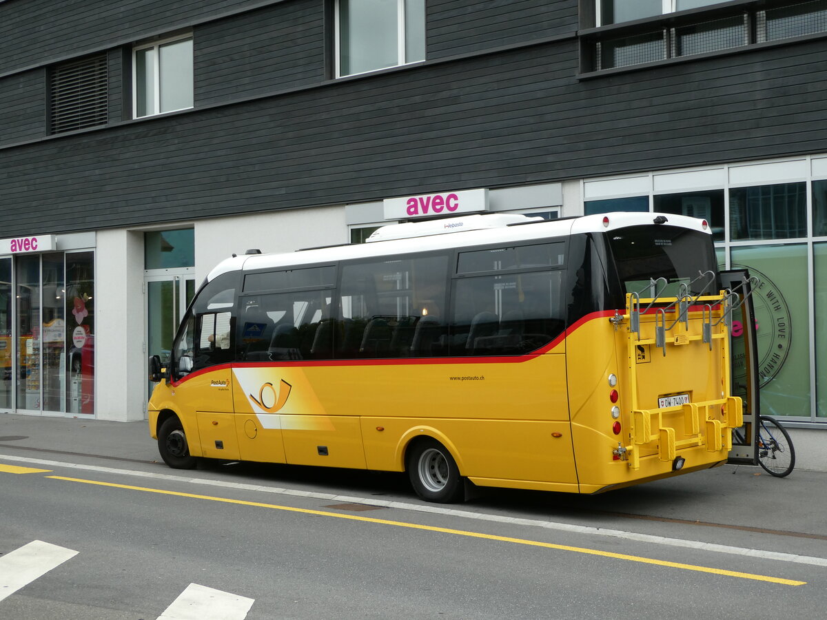 (239'821) - PostAuto Zentralschweiz - OW 7400 - Iveco/Rosero (ex HW Kleinbus, Giswil) am 28. August 2022 beim Bahnhof Giswil