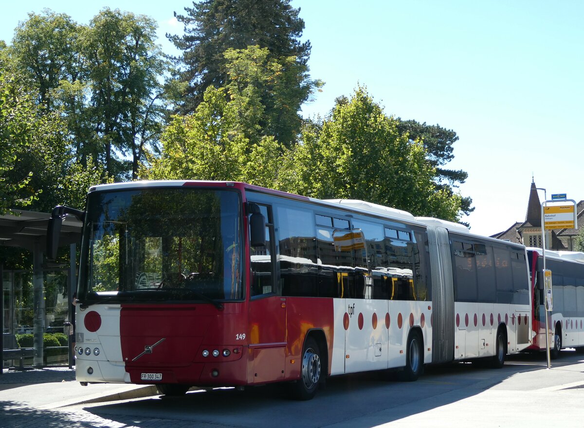 (239'991) - TPF Fribourg - Nr. 149/FR 300'347 - Volvo am 11. September 2022 beim Bahnhof Ddingen