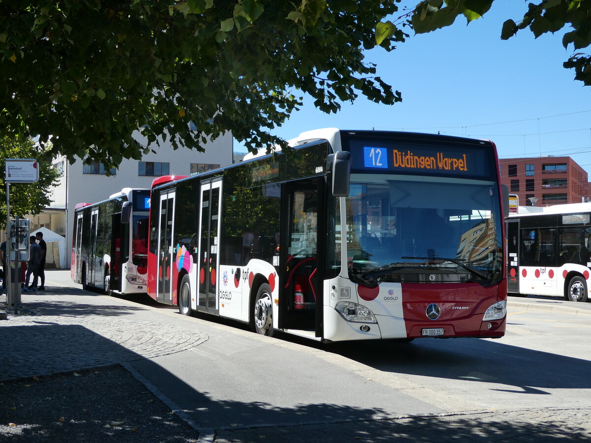 (239'997) - TPF Fribourg - Nr. 6004/FR 300'357 - Mercedes am 11. September 2022 beim Bahnhof Ddingen