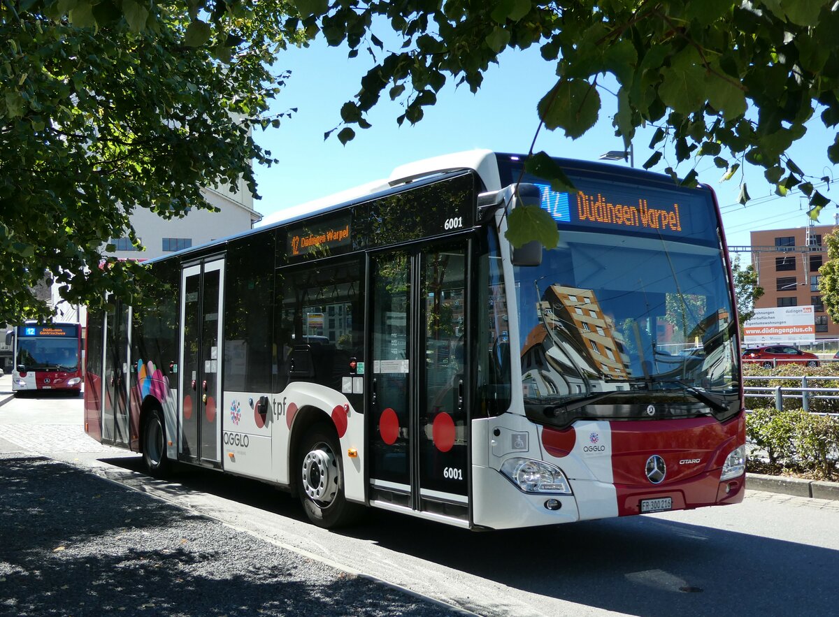 (240'002) - TPF Fribourg - Nr. 6001/FR 300'216 - Mercedes am 11. September 2022 beim Bahnhof Ddingen
