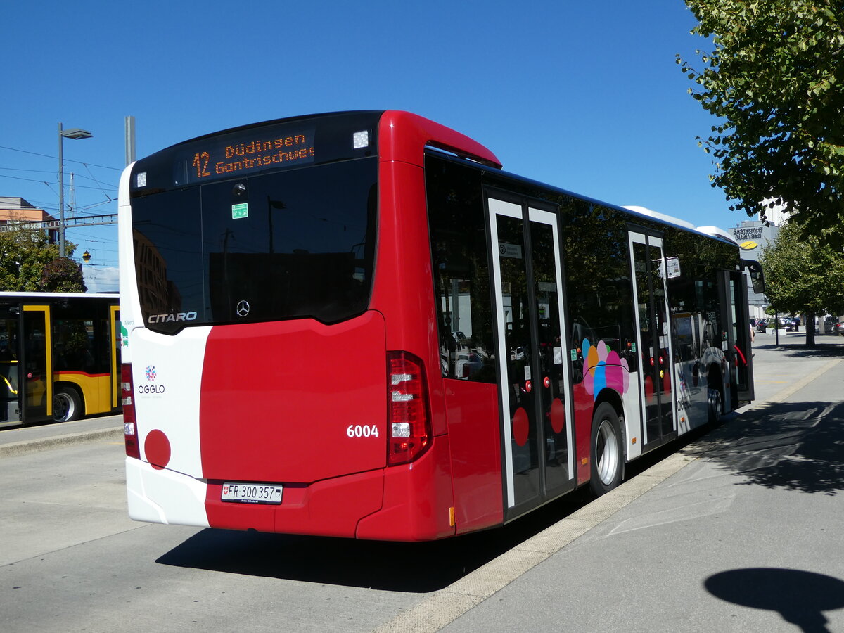 (240'003) - TPF Fribourg - Nr. 6604/FR 300'357 - Mercedes am 11. September 2022 beim Bahnhof Ddingen