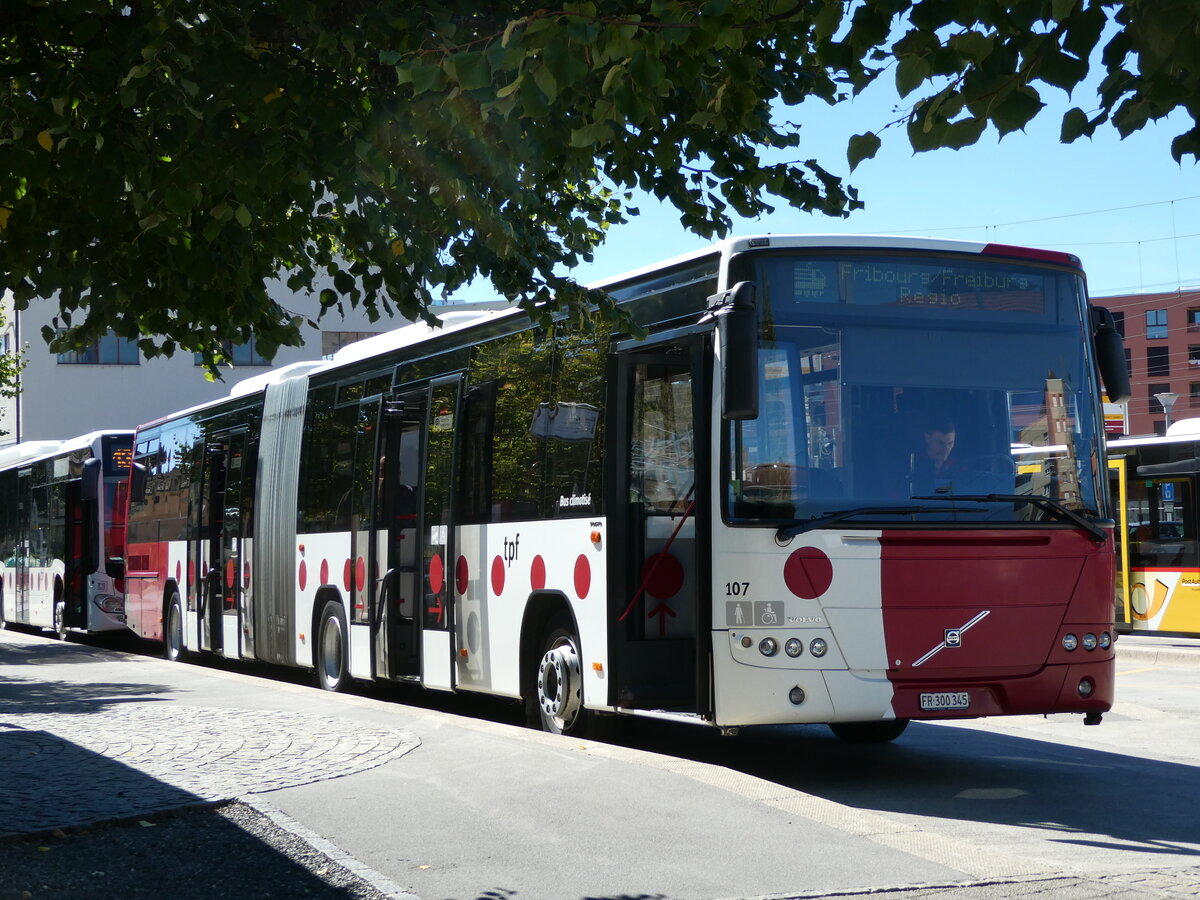 (240'006) - TPF Fribourg - Nr. 107/FR 300'345 - Volvo am 11. September 2022 beim Bahnhof Ddingen