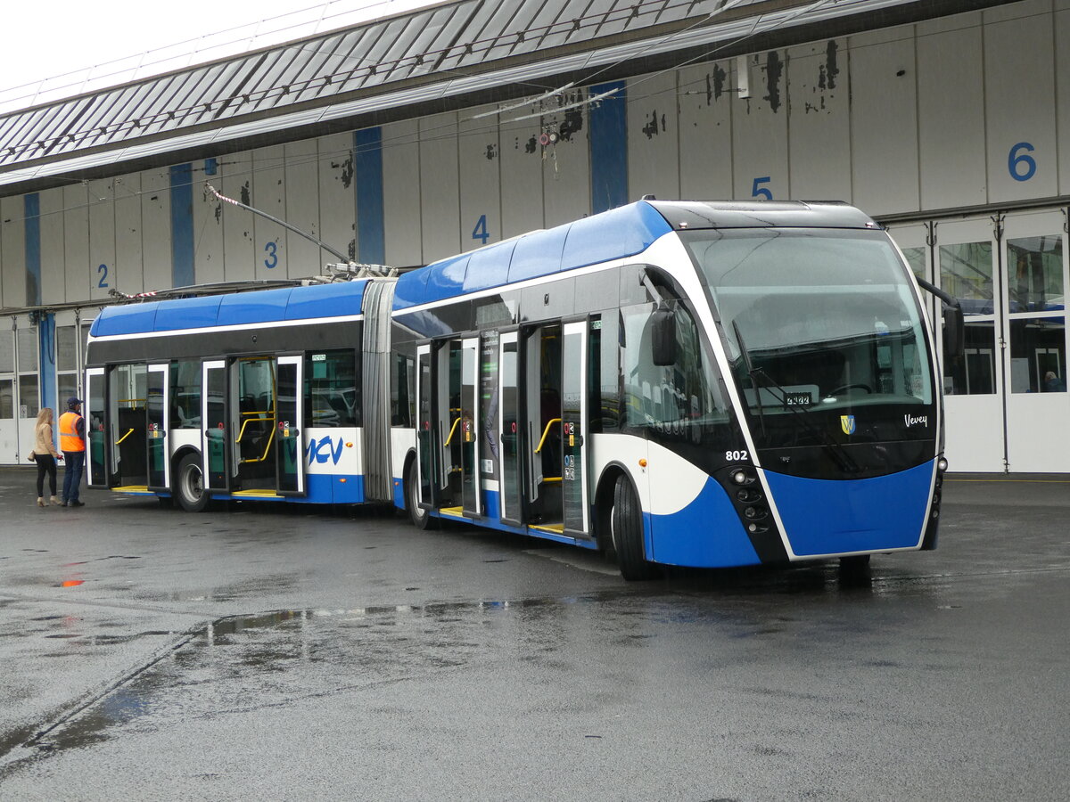 (240'452) - VMCV Clarens - Nr. 802 - Van Hool Gelenktrolleybus am 1. Oktober 2022 in Clarens, Garage