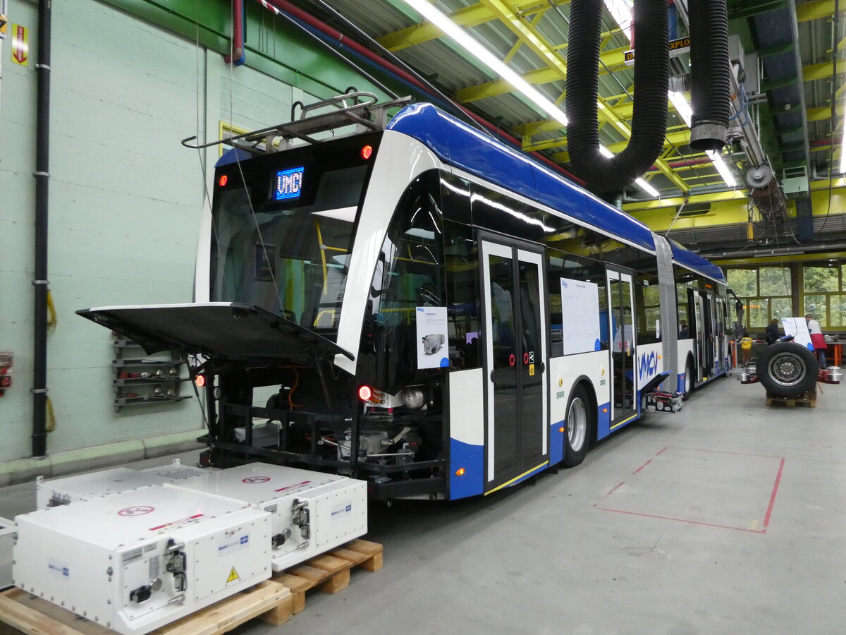 (240'457) - VMCV Clarens - Nr. 804 - Van Hool Gelenktrolleybus am 1. Oktober 2022 in Clarens, Garage