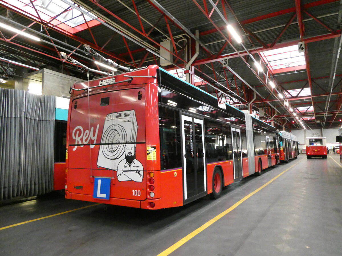 (240'830) - VB Biel - Nr. 100 - Hess/Hess Gelenktrolleybus am 9. Oktober 2022 in Biel, Depot