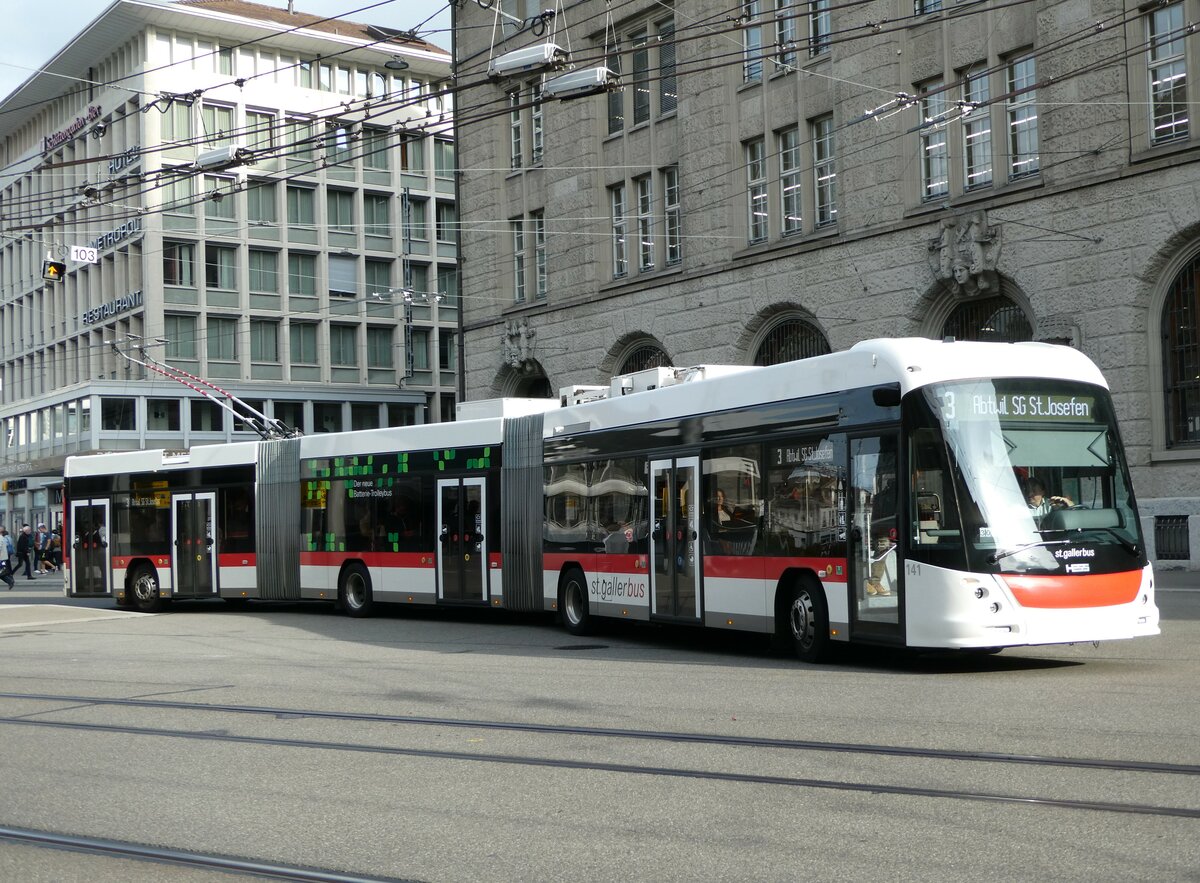 (241'014) - St. Gallerbus, St. Gallen - Nr. 141 - Hess/Hess Doppelgelenktrolleybus am 11. Oktober 2022 beim Bahnhof St. Gallen