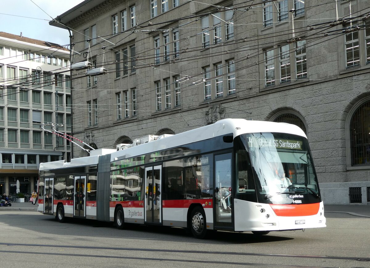 (241'021) - St. Gallerbus, St. Gallen - Nr. 112/SG 467'112 - Hess/Hess Gelenktrolleybus am 11. Oktober 2022 beim Bahnhof St. Gallen