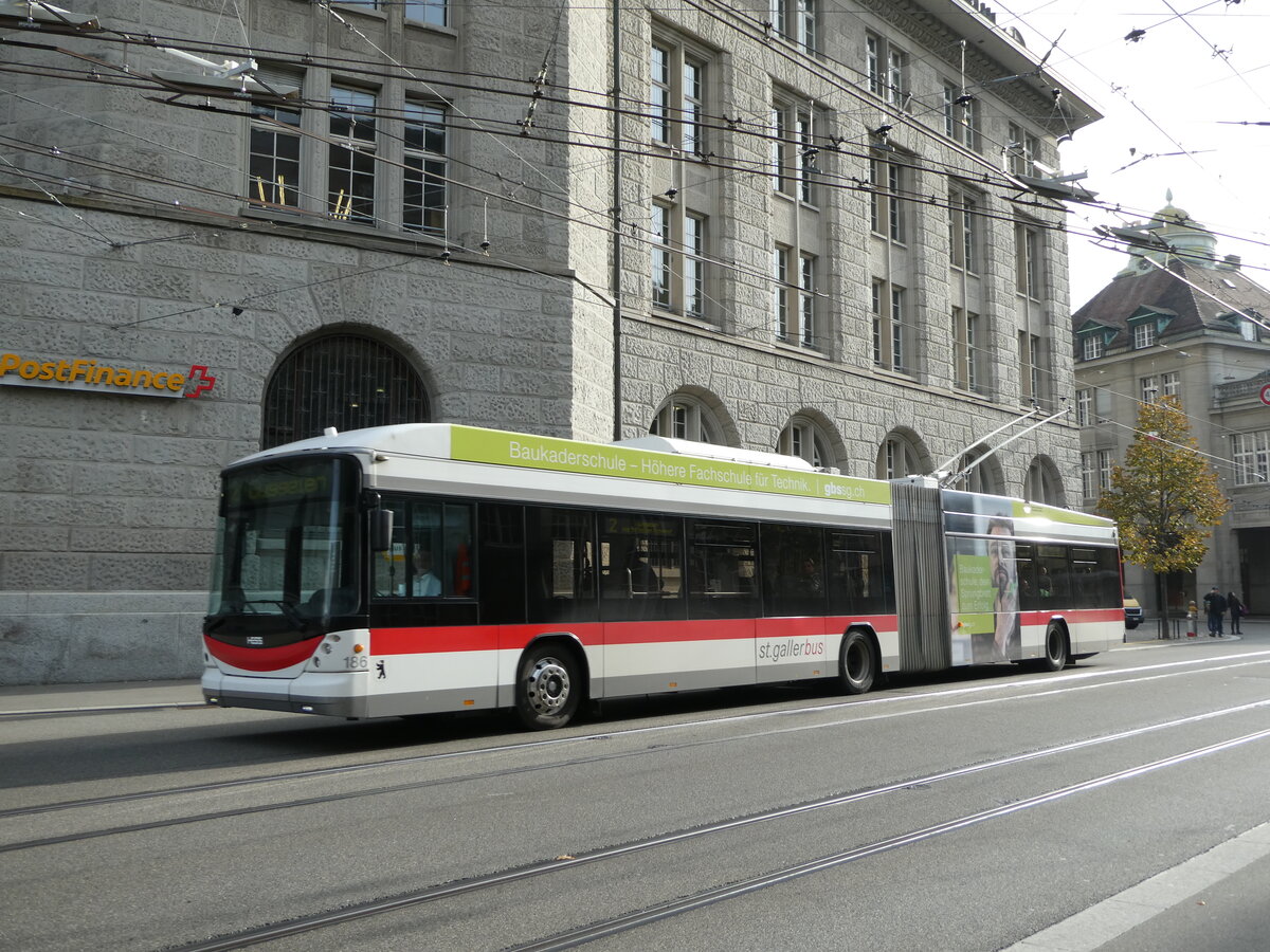 (241'022) - St. Gallerbus, St. Gallen - Nr. 186 - Hess/Hess Gelenktrolleybus am 11. Oktober 2022 beim Bahnhof St. Gallen