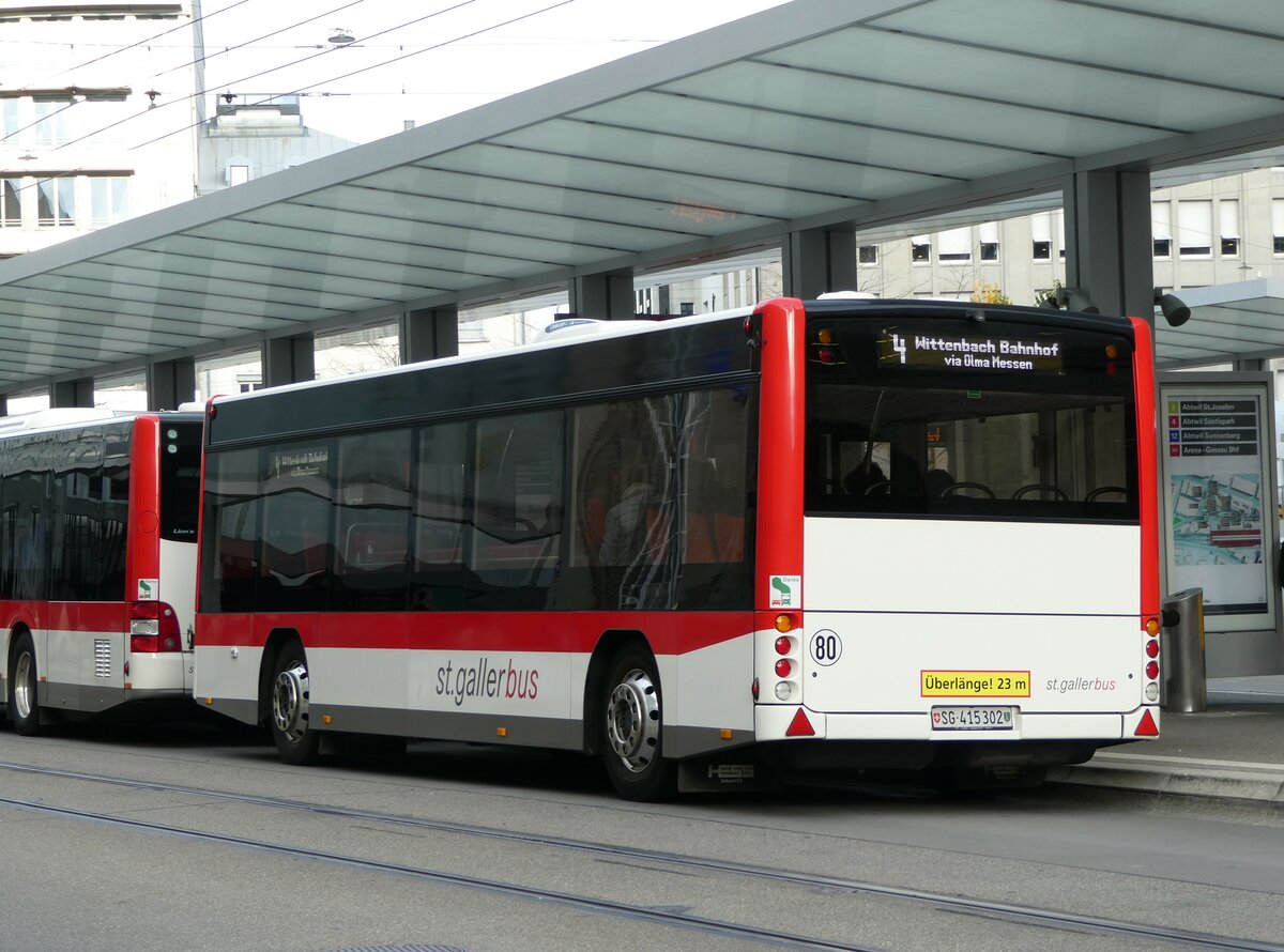 (241'029) - St. Gallerbus, St. Gallen - Nr. 302/SG 415'302 - Hess Personenanhnger am 11. Oktober 2022 beim Bahnhof St. Gallen