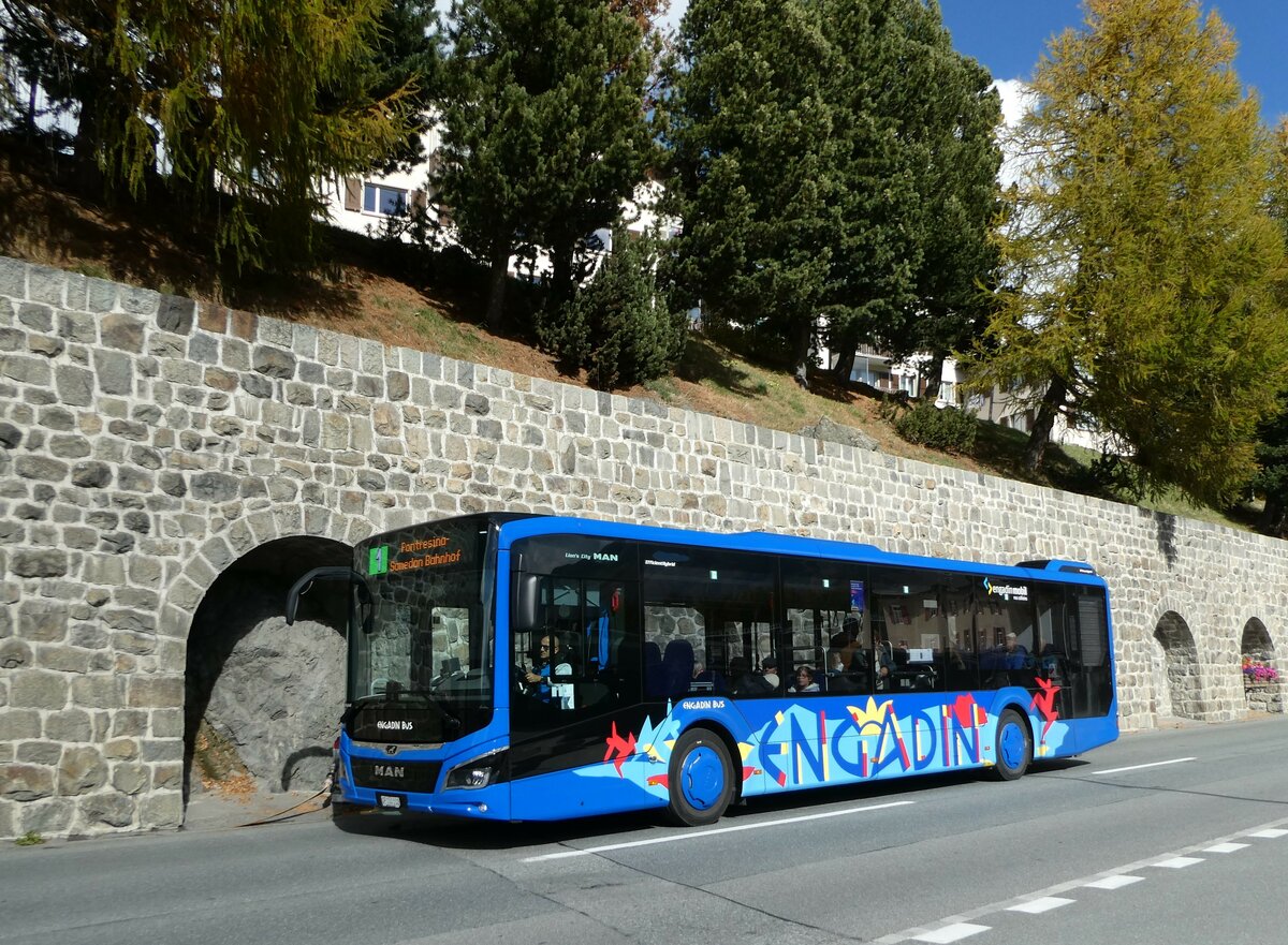 (241'094) - Engadin Bus, St. Moritz - Nr. 102/GR 100'102 - MAN am 12. Oktober 2022 beim Bahnhof St. Moritz