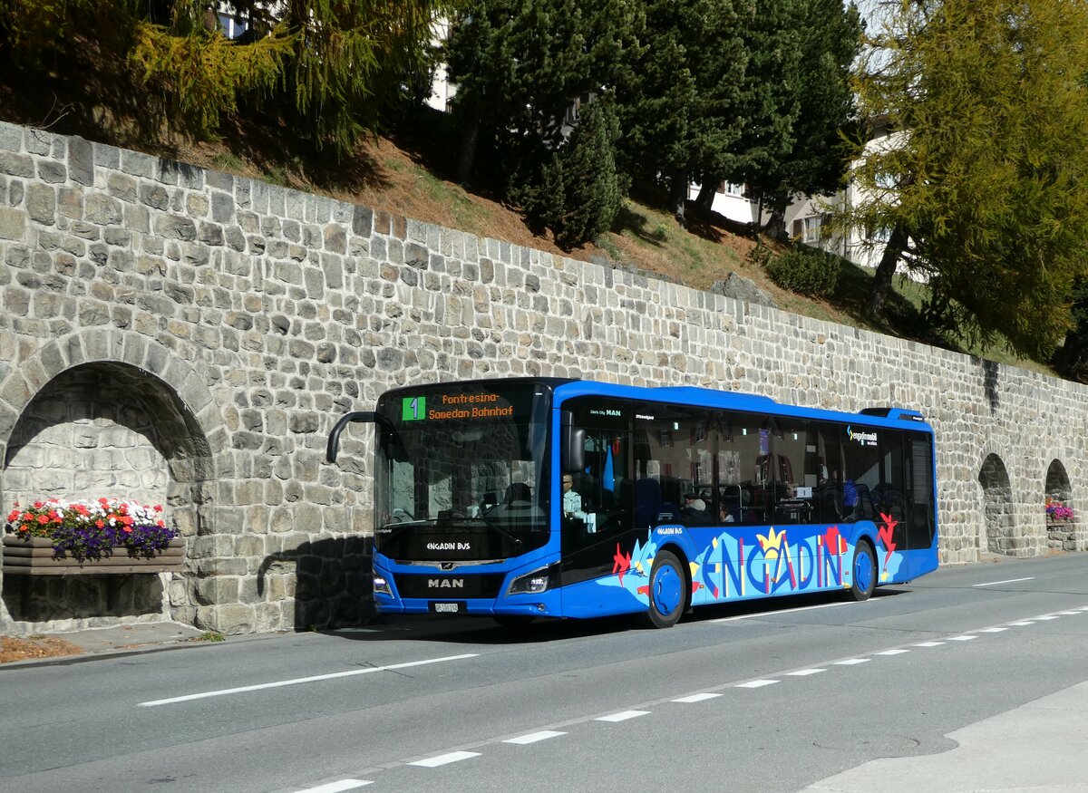 (241'098) - Engadin Bus, St. Moritz - Nr. 102/GR 100'102 - MAN am 12. Oktober 2022 beim Bahnhof St. Moritz