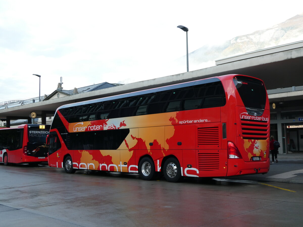 (241'277) - Aus Deutschland: Unser Roter Bus, Knigsbrck - VG-B 97 - Neoplan am 14. Oktober 2022 beim Bahnhof Chur