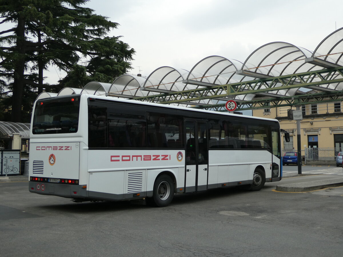 (241'368) - Comazzi, Bergomanero - Nr. 274/BK-696 EC - Renault am 14. Oktober 2022 beim Bahnhof Domodossola