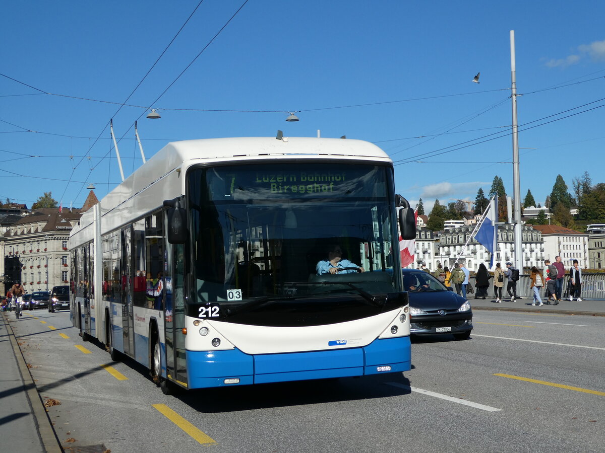(241'756) - VBL Luzern - Nr. 212 - Hess/Hess Gelenktrolleybus am 22. Oktober 2022 in Luzern, Bahnhofbrcke