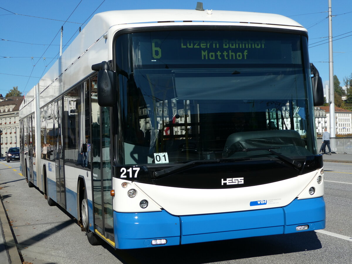 (241'766) - VBL Luzern - Nr. 217 - Hess/Hess Gelenktrolleybus am 22. Oktober 2022 in Luzern, Bahnhofbrcke