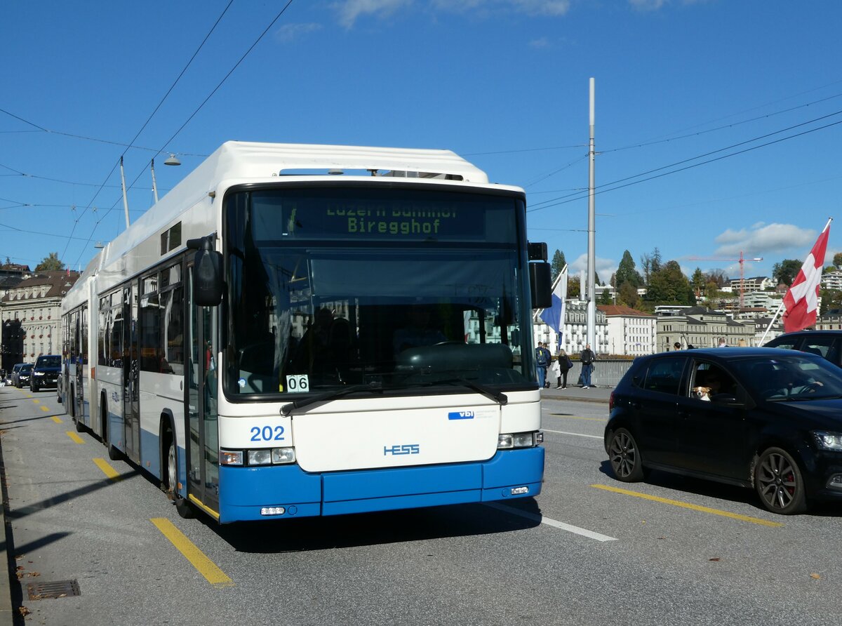 (241'768) - VBL Luzern - Nr. 202 - Hess/Hess Gelenktrolleybus am 22. Oktober 2022 in Luzern, Bahnhofbrcke