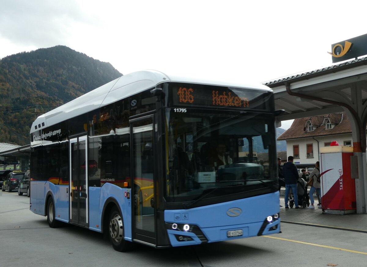 (241'810) - PostAuto Bern - BE 610'546 - Solaris am 23. Oktober 2022 beim Bahnhof Interlaken West