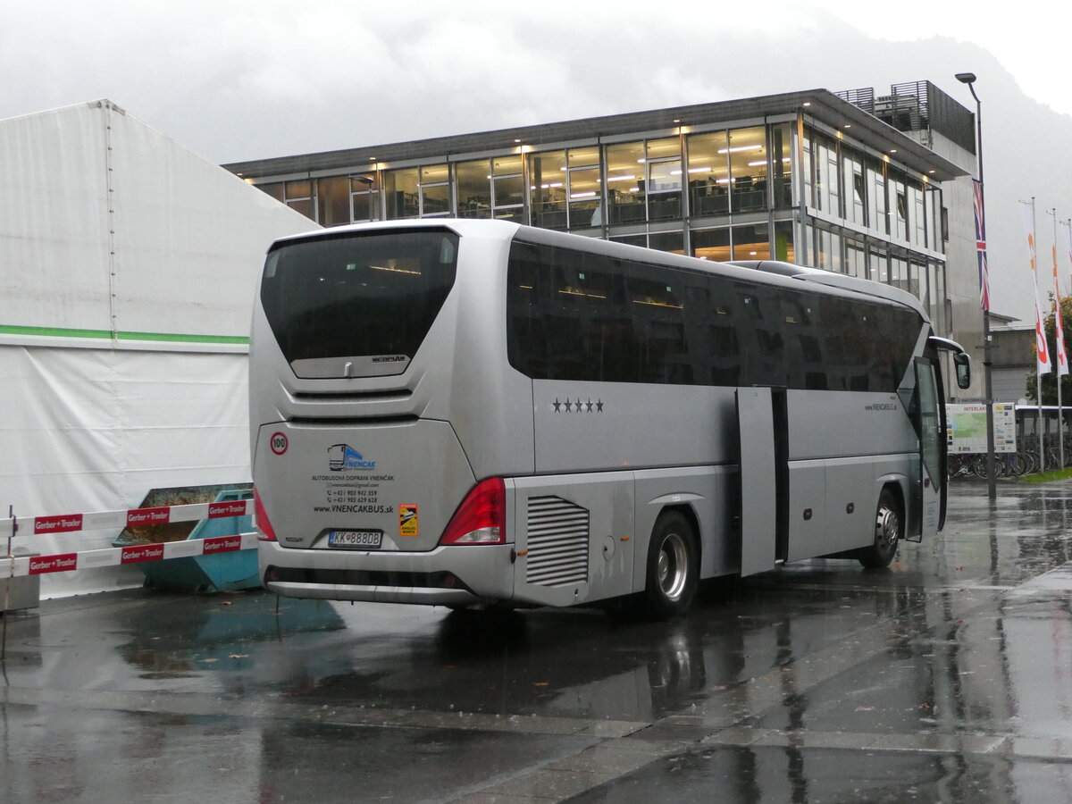 (241'846) - Aus der Slowakei: Vnenckbus, Spissk Bel - KK-888DB - Neoplan am 24. Oktober 2022 beim Bahnhof Interlaken Ost