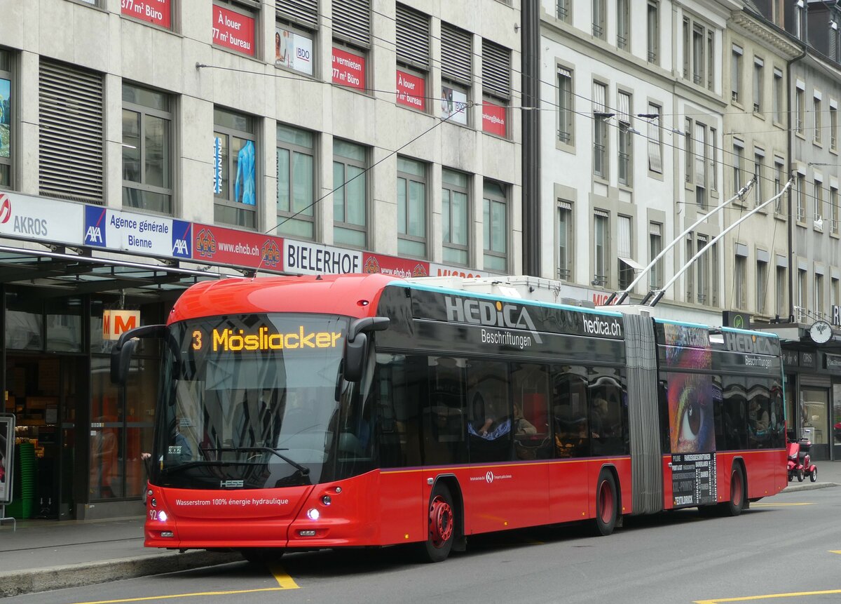 (241'915) - VB Biel - Nr. 92 - Hess/Hess Gelenktrolleybus am 29. Oktober 2022 in Biel, Guisanplatz