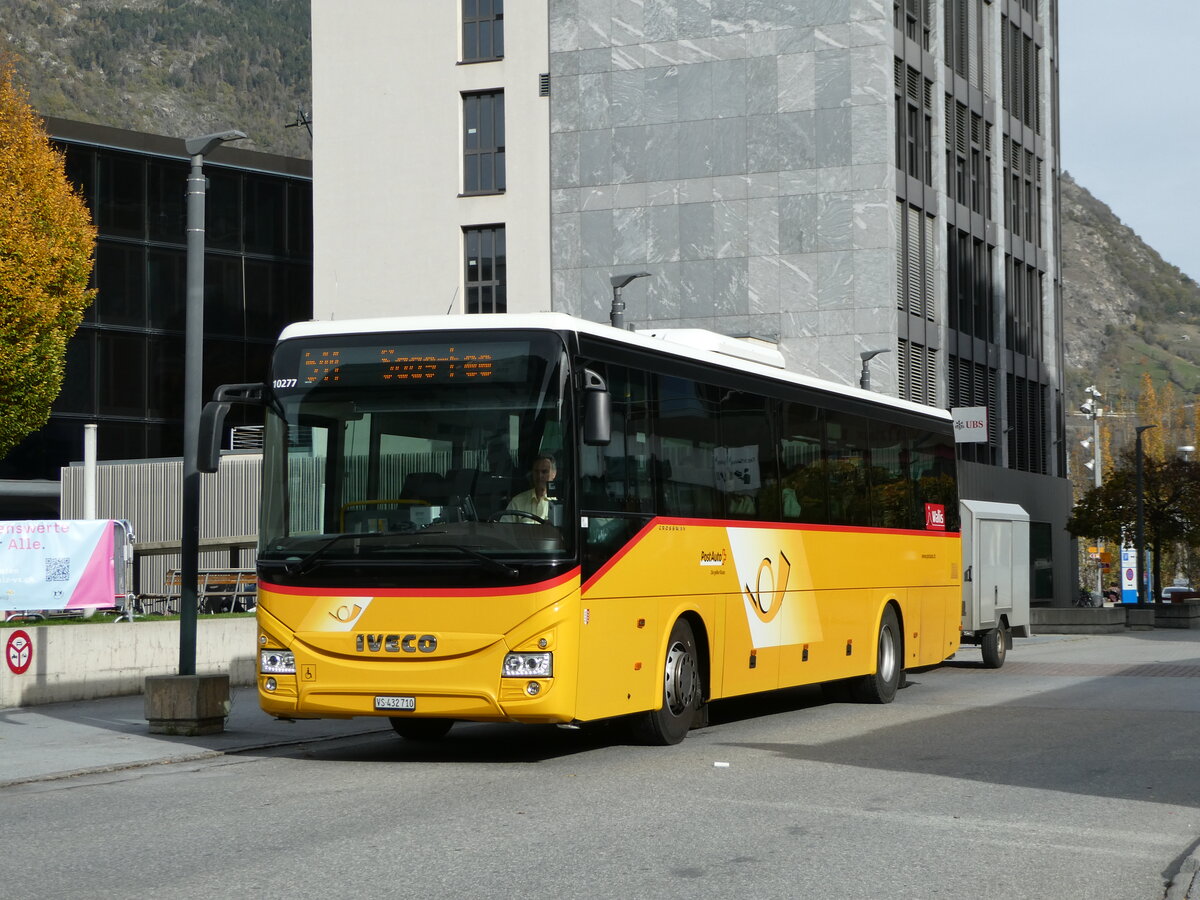 (242'000) - PostAuto Wallis - VS 432'710 - Iveco am 30. Oktober 2022 beim Bahnhof Visp