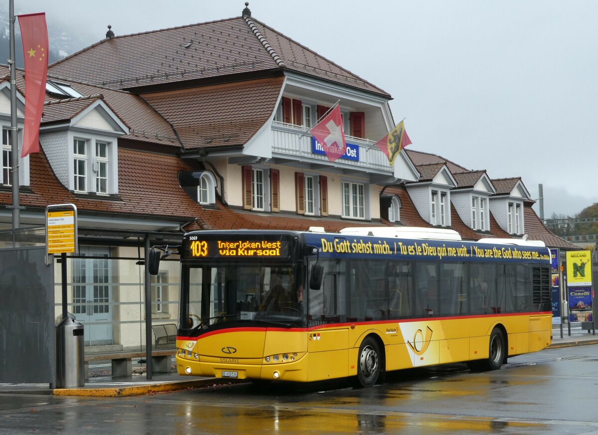 (242'121) - PostAuto Bern - BE 610'536 - Solaris am 5. November 2022 beim Bahnhof Interlaken Ost