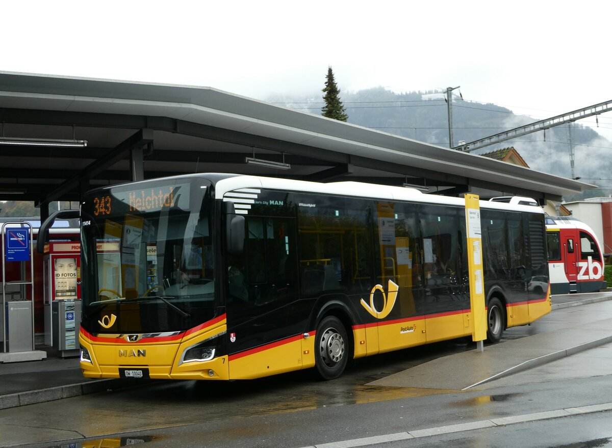 (242'168) - PostAuto Zentralschweiz - Nr. 7/OW 10'040 - MAN am 5. November 2022 beim Bahnhof Sarnen