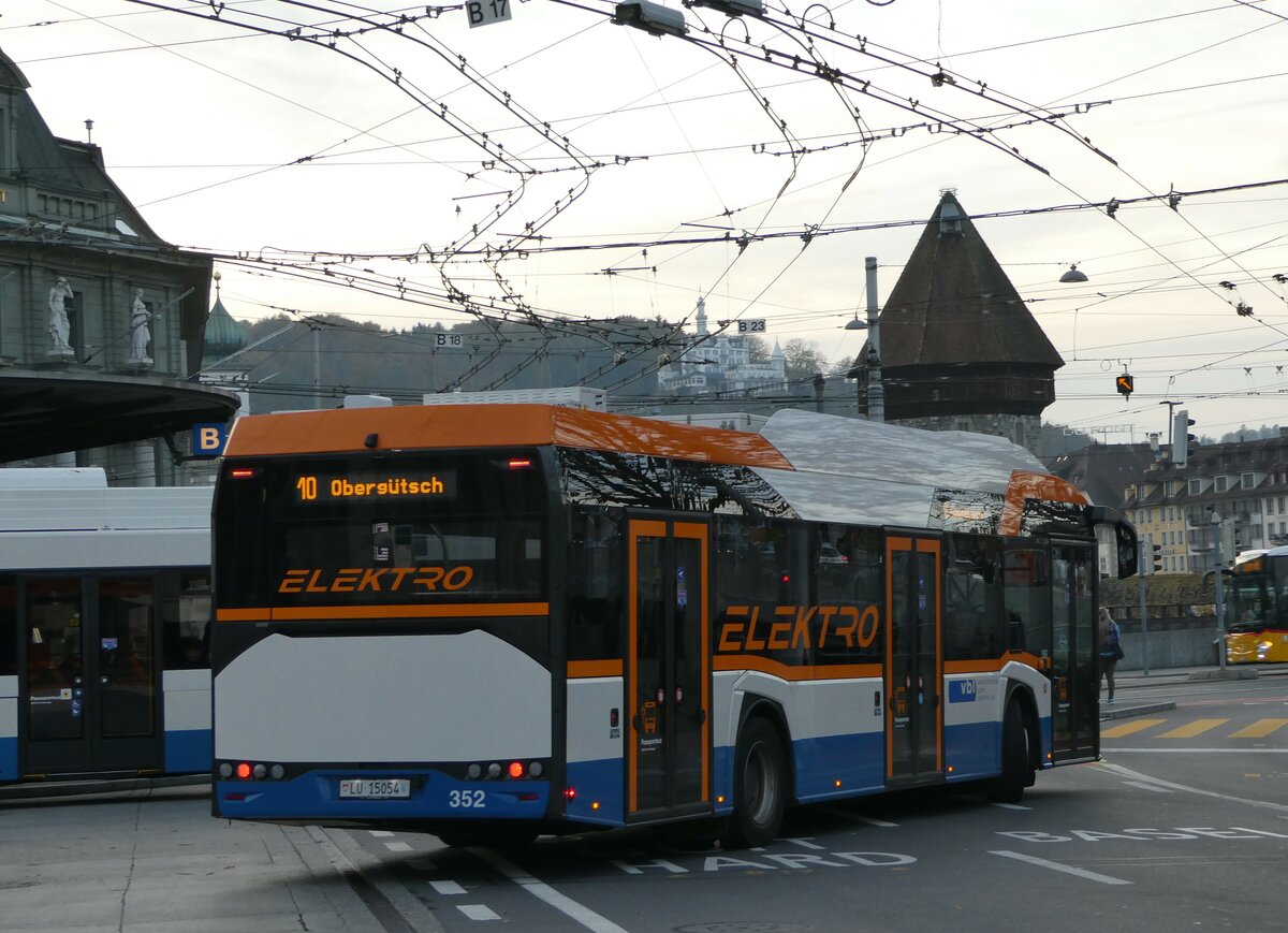 (242'460) - VBL Luzern - Nr. 352/LU 15'054 - Solaris am 11. November 2022 beim Bahnhof Luzern
