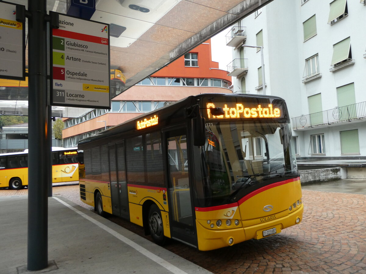 (242'721) - AutoPostale Ticino - TI 223'687 - Solaris (ex PostAuto Graubnden; ex Sulzberger, Htten) am 15. November 2022 beim Bahnhof Bellinzona
