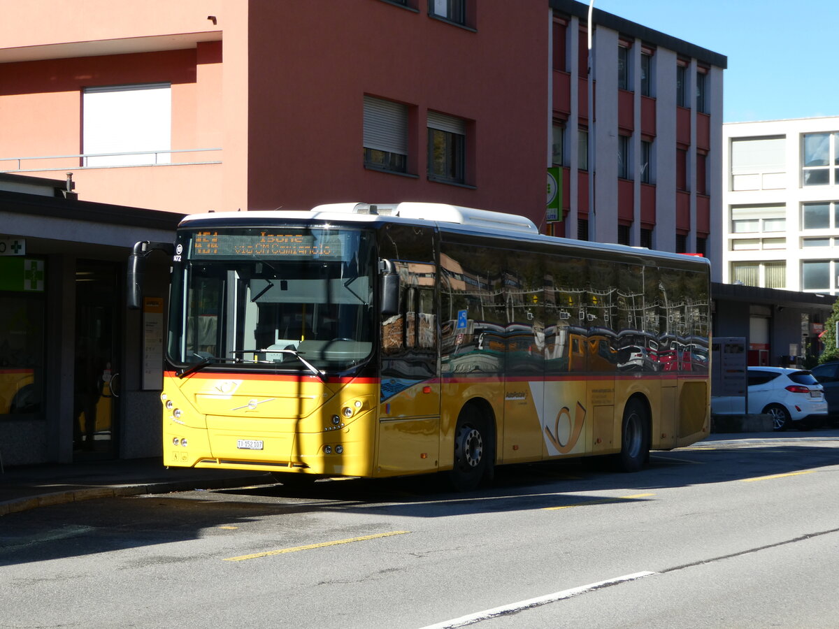 (242'790) - ATV, Rivera - Nr. 10/TI 152'107 - Volvo am 16. November 2022 beim Bahnhof Rivera-Birenico