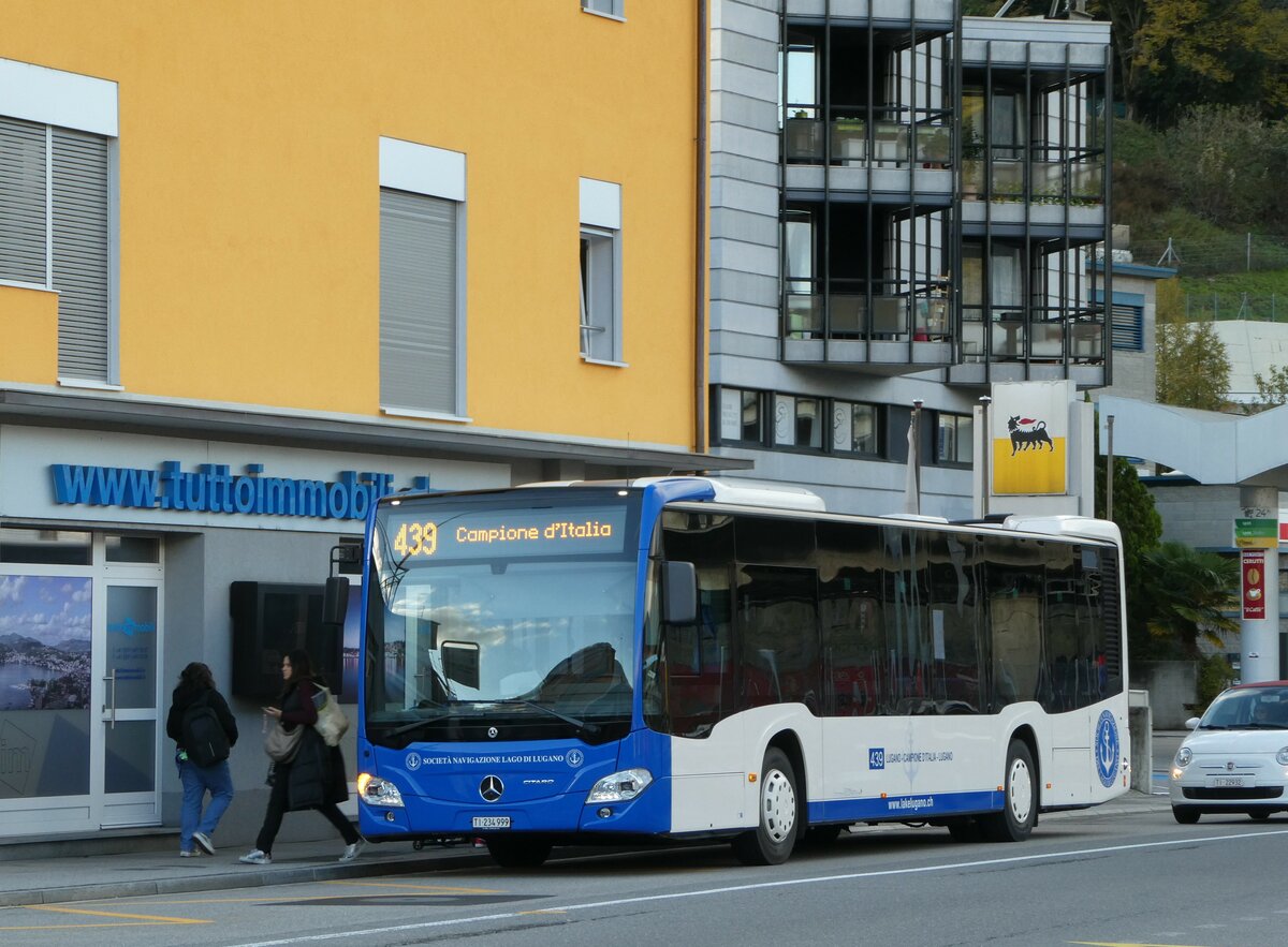 (242'826) - SNLL Lugano - TI 234'999 - Mercedes am 16. November 2022 beim Bahnhof Melide