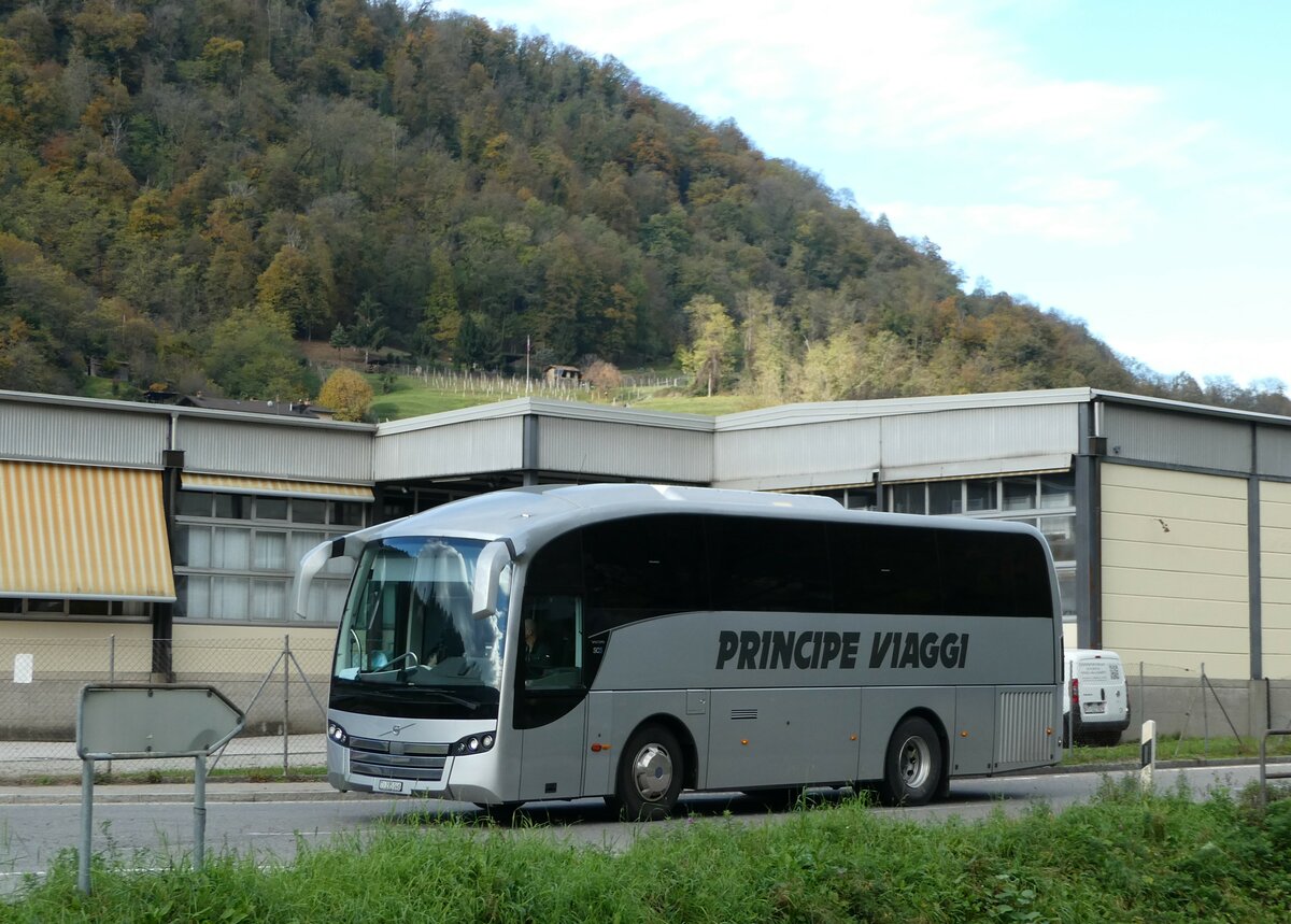 (242'930) - Principe Viaggi, Lugano - TI 275'046 - Volvo/Sunsundegui am 17. November 2022 in Barbengo, Via Figino