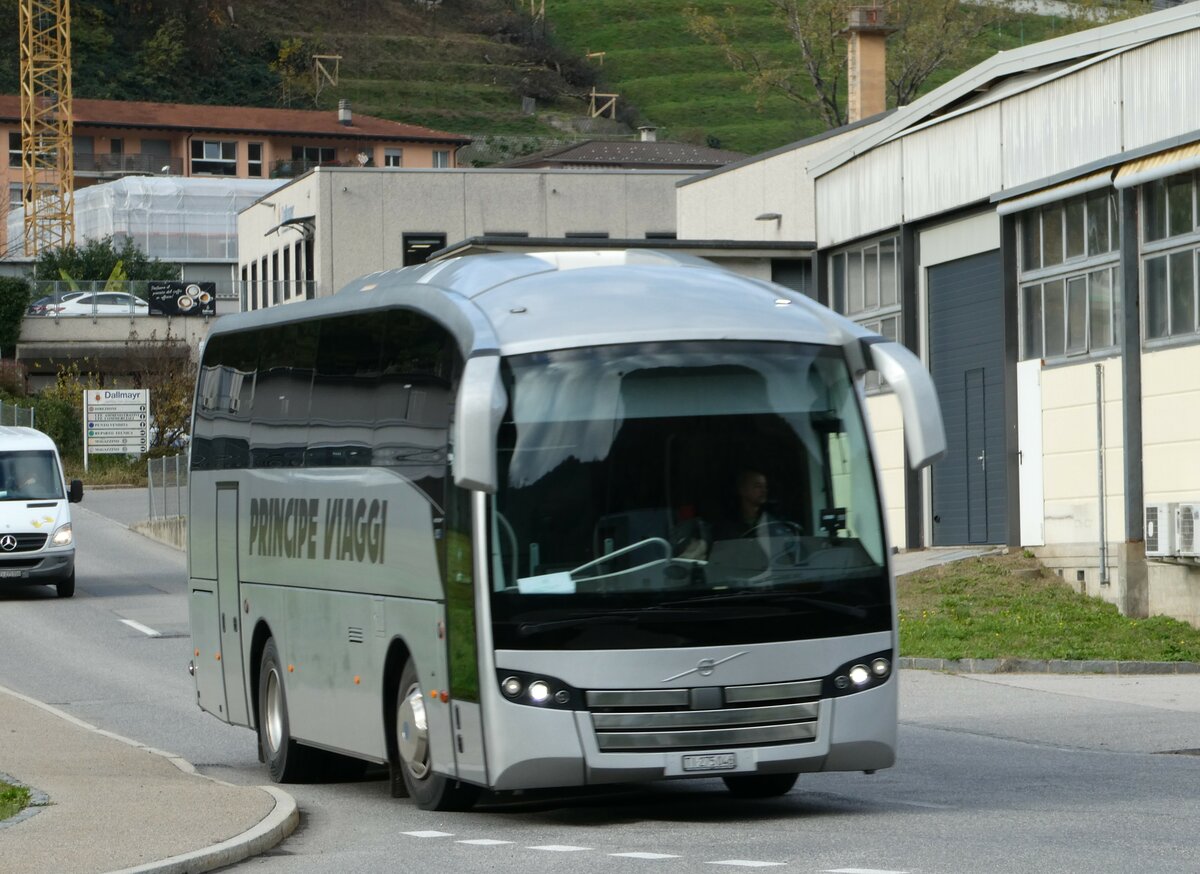 (242'933) - Principe Viaggi, Lugano - TI 275'046 - Volvo/Sunsundegui am 17. November 2022 in Barbengo, Via dei Balconi