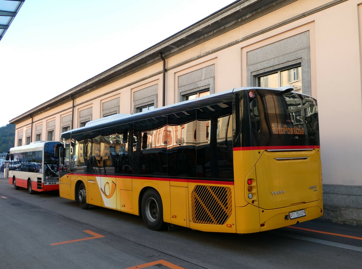 (242'939) - Autopostale, Mendrisio - TI 25'432 - Volvo am 17. November 2022 beim Bahnhof Chiasso