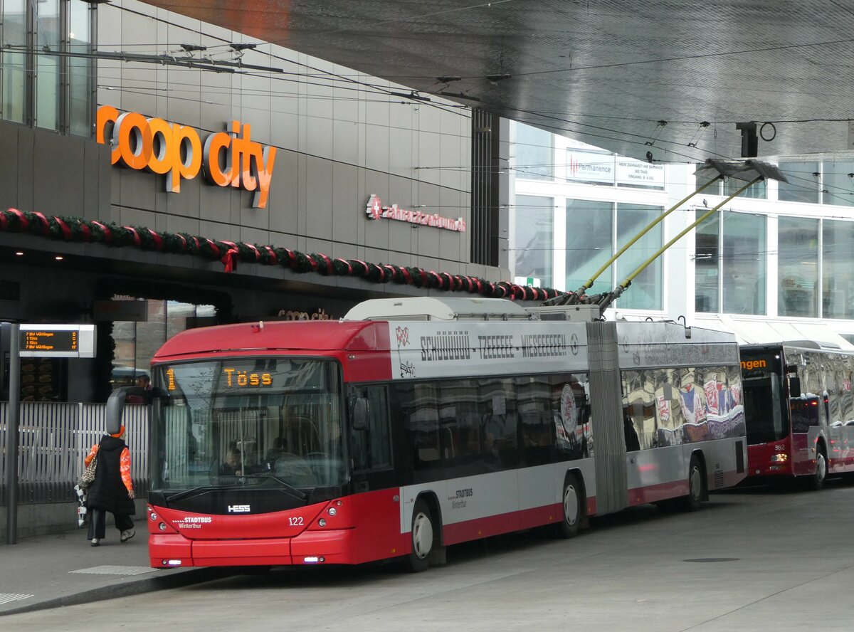 (243'257) - SW Winterthur - Nr. 122 - Hess/Hess Gelenktrolleybus am 29. November 2022 beim Hauptbahnhof Winterthur